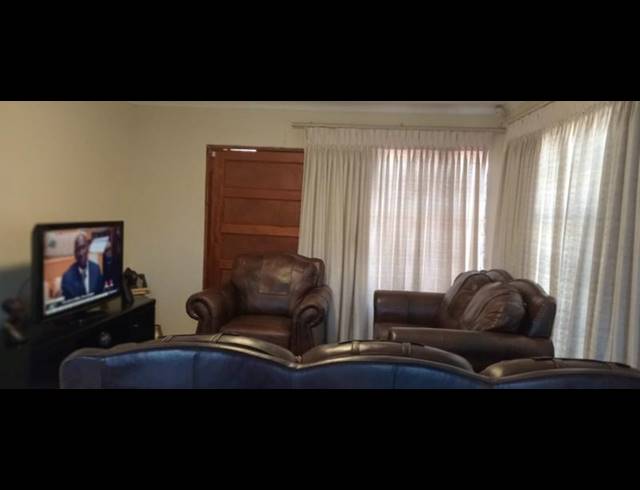 3 BEDROOM HOUSE FOR SALE IN THE ORCHARDS